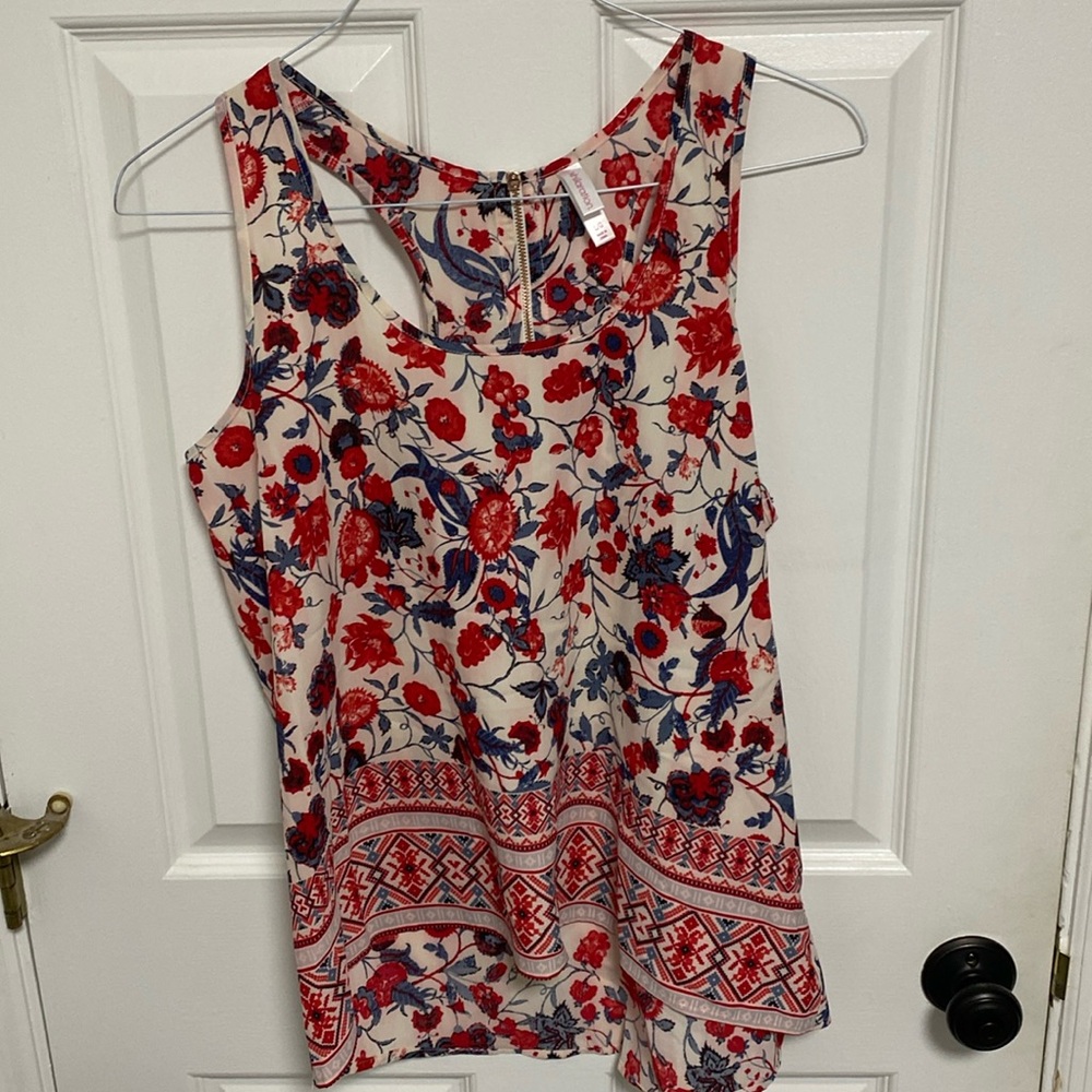 Xhiliration floral tank top with rose gold zipper in back. Size Large.